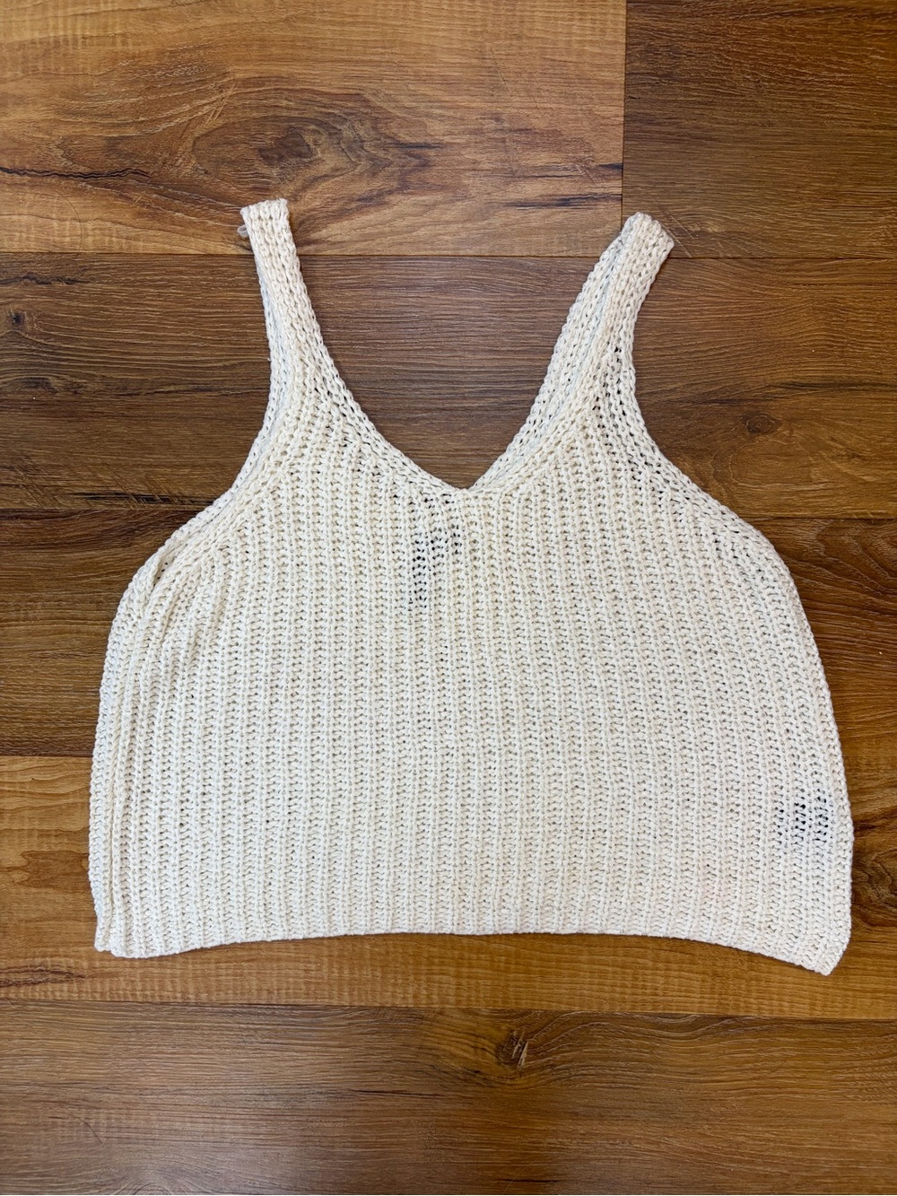 Moon & Madison Cream Knit crochet V-Neck Crop Tank Top M EUC